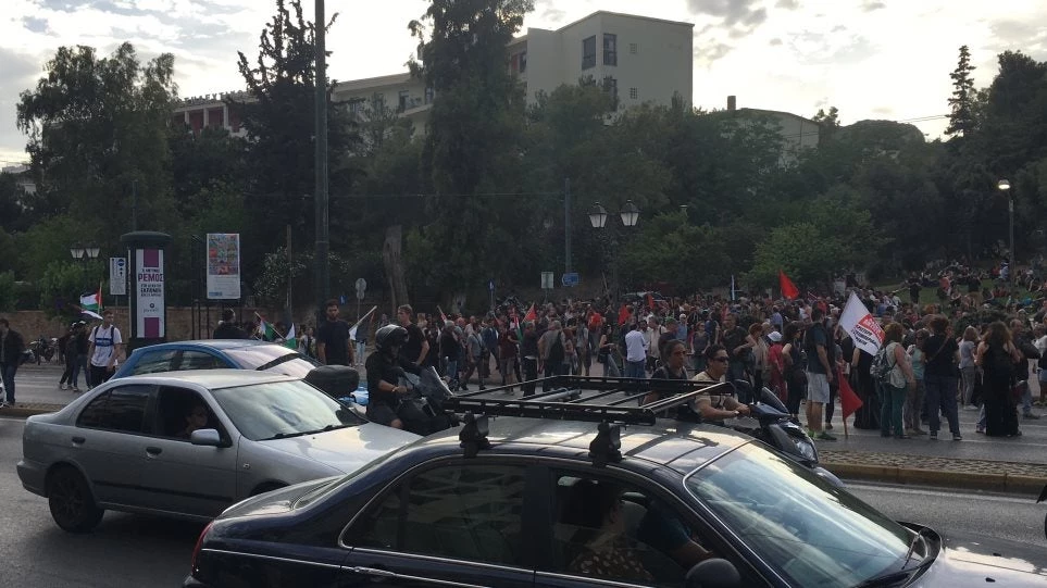 Σε εξέλιξη πορεία αλληλεγγύης για την Παλαιστίνη – Κλειστό το κέντρο της Αθήνας (Εικόνες)